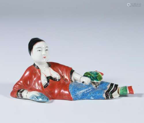 A CHINESE FAMILLE ROSE PORCELAIN FIGURAL SNUFF BOTTLE