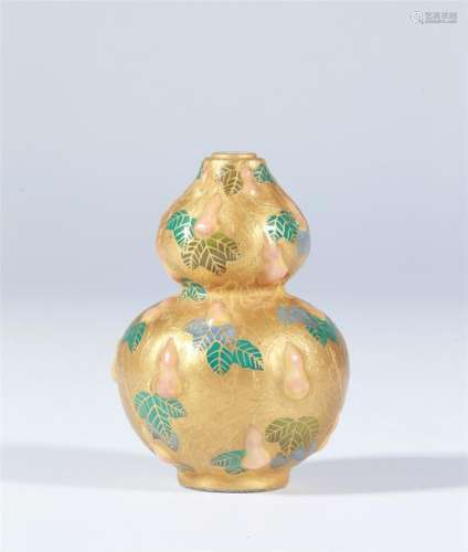 A CHINESE FINE FAMILLE ROSE DOUBLE-GOURD SNUFF BOTTLE