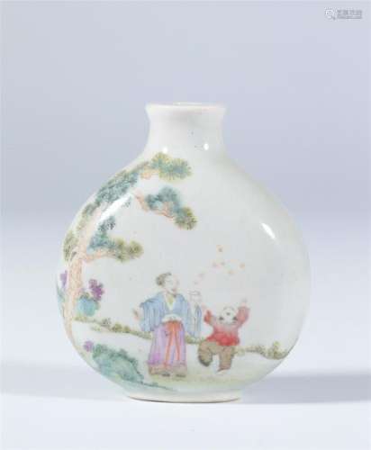 A CHINESE FAMILLE ROSE PORCELAIN SNUFF BOTTLE