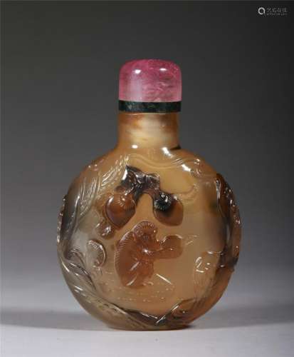 A CHINESE RARE AND FINELY CARVED AGATE SNUFF BOTTLE