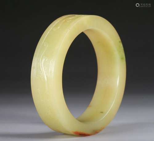 A CHINESE YELLOW CHILONG JADE CIRCULAR BANGLE