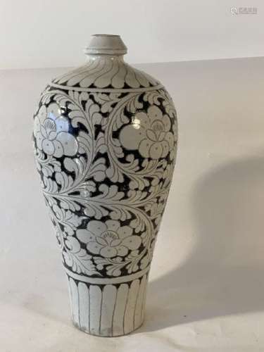 Antique Chinese Cizhouyao White and Black Meiping Vase