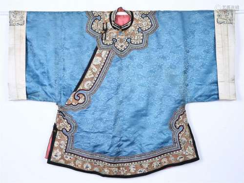 A BLUE-GROUND CHINESE EMBROIDERED SILK 'FLOWER' ROBE