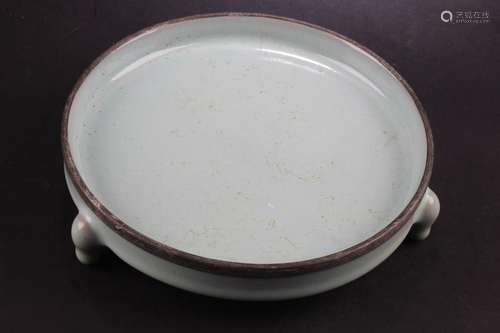 A Chinese Porcelain Round Tripod Tray