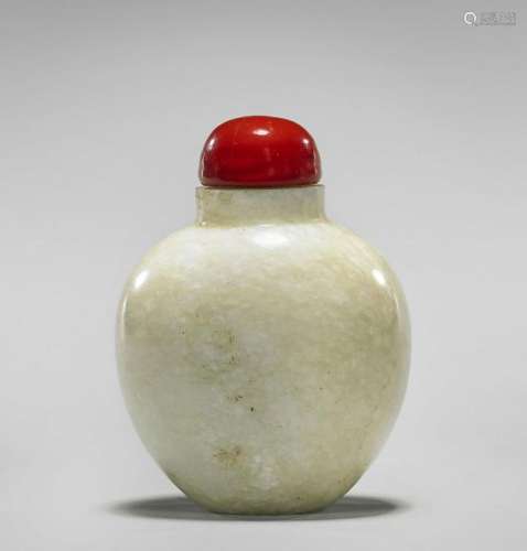 ANTIQUE MOTTLED WHITE JADE SNUFF BOTTLE