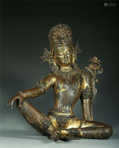 A CHINESE GILT-BRONZE FIGURE OF SEATED GUANYIN