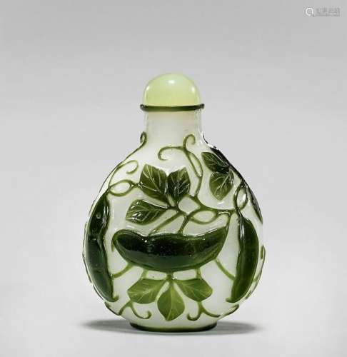 ANTIQUE OVERLAY GLASS SNUFF BOTTLE