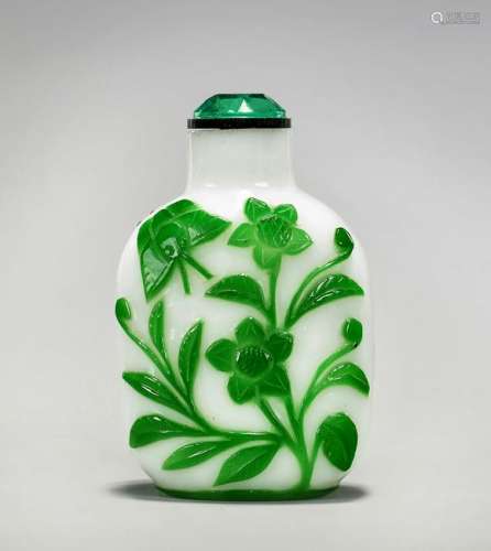 OLD GREEN ON WHITE OVERLAY GLASS SNUFF BOTTLE
