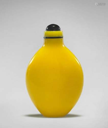 LARGE ANTIQUE YELLOW GLASS SNUFF BOTTLE