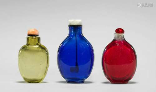 THREE ANTIQUE GLASS SNUFF BOTTLES