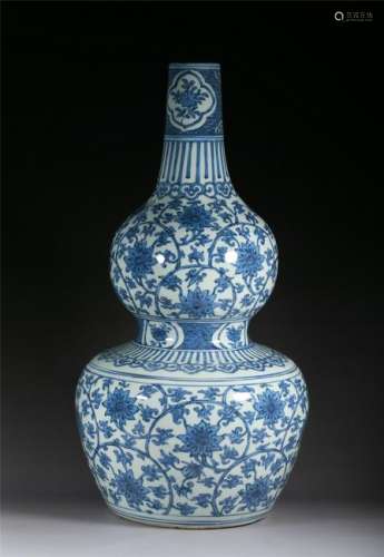 A BLUE AND WHITE DOUBLE-GOURD 'LOTUS' VASE