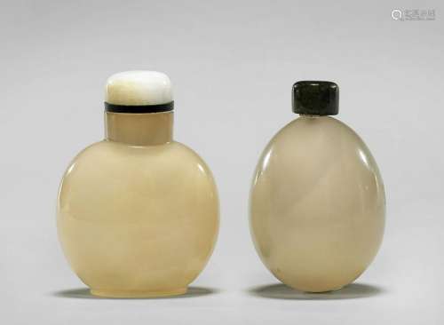 TWO VERY FINELY HOLLOWED AGATE SNUFF BOTTLES