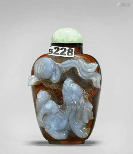 FINE ANTIQUE CARVED CAMEO AGATE SNUFF BOTTLE: Lion &