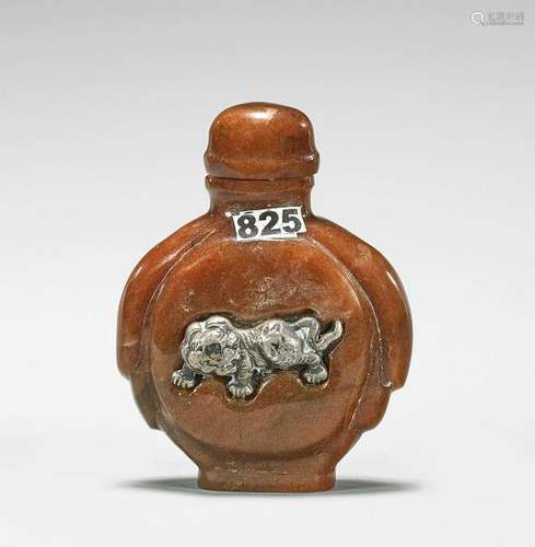 MENUKI-MOUNTED RED AVENTURINE SNUFF BOTTLE