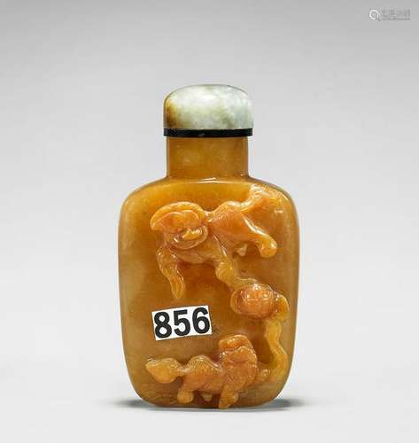 FINE ANTIQUE CAMEO AGATE SNUFF BOTTLE