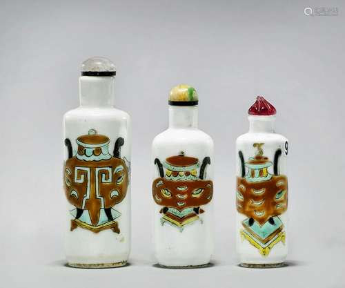 THREE ANTIQUE ENAMELED PORCELAIN SNUFF BOTTLES