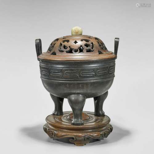 LARGE 19TH CENTURY CHINESE BRONZE TRIPOD DING