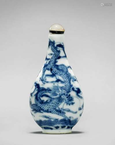 ANTIQUE QIANLONG-STYLE BLUE & WHITE PORCELAIN SNUFF