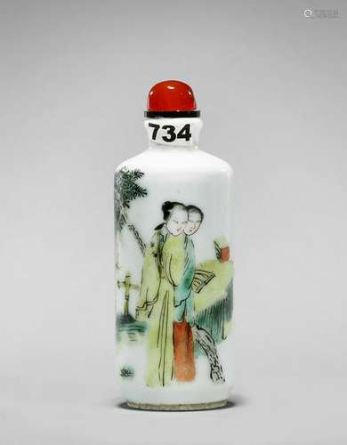 OLD KANGXI-STYLE FAMILLE VERTE ENAMELED PORCELAIN SNUFF