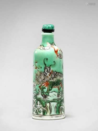 OLD KANGXI-STYLE FAMILLE VERTE PORCELAIN SNUFF BOTTLE