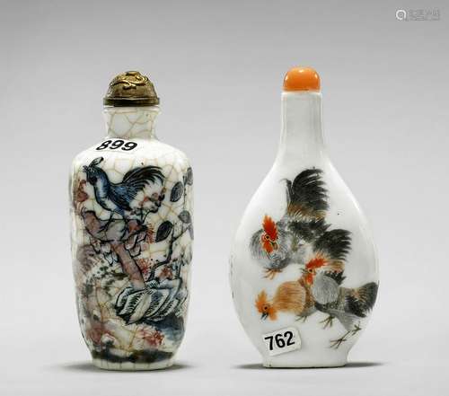 TWO ANTIQUE PORCELAIN SNUFF BOTTLES: Chickens