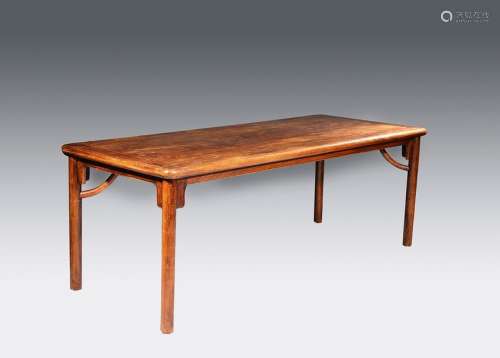 GRANDE TABLE DE LETTRÉ en bois. \nChine XXe siècle …