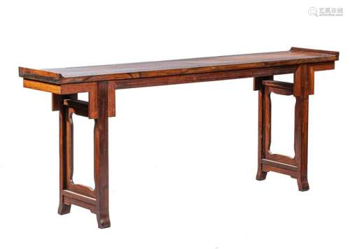 CONSOLE en orme. \nChine XXe siècle \nH. 86 cm, L. 2…