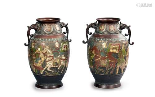 PAIRE DE VASES cloisonnés. \nJapon début XXe siècle…