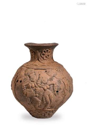 VASE à décor de personnages \nmoulé. \nBangladesh Ch…