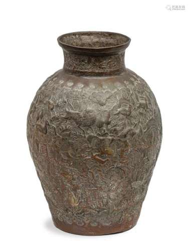 VASE en cuivre repoussé et argenté à décor \nde cha…