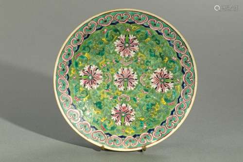 PLAT en porcelaine à décor floral. \nChine début XX…