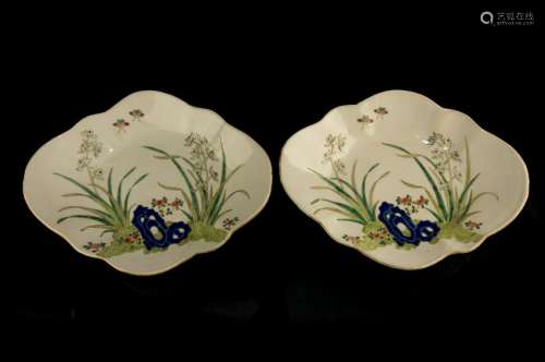 PAIR OF FAMILLE ROSE FLORAL FRUIT PLATES