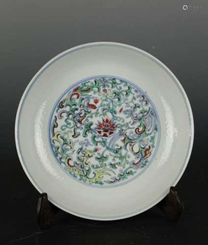 CHINESE DOUCAI PORCELAIN PLATE