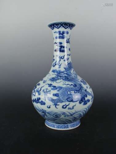 CHINESE BLUE WHITE DRAGON VASE