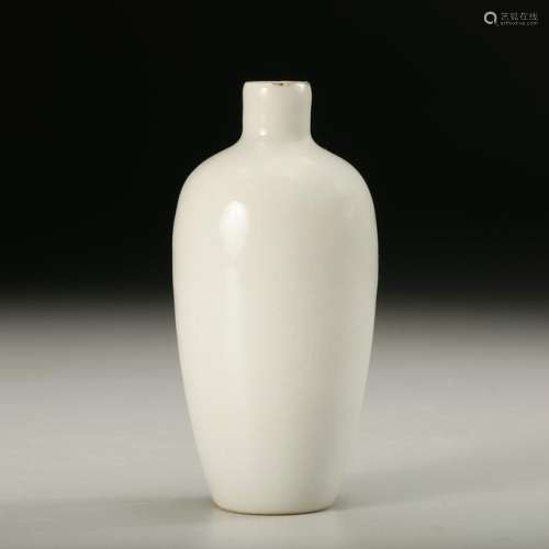 CHINESE WHITE GLAZED PORCELAIN SNUFF BOTTLE