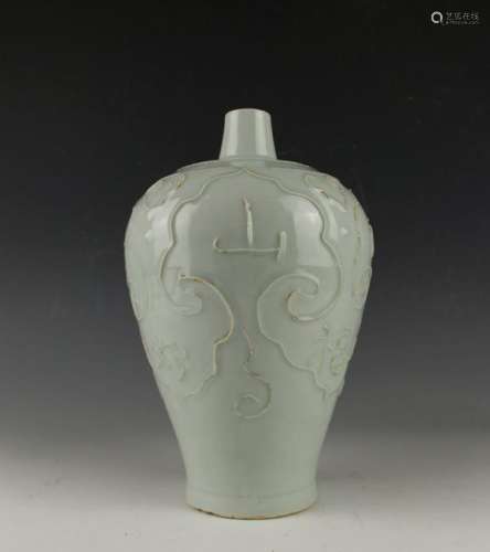 CHINESE WHITE GLAZED MEIPING VASE