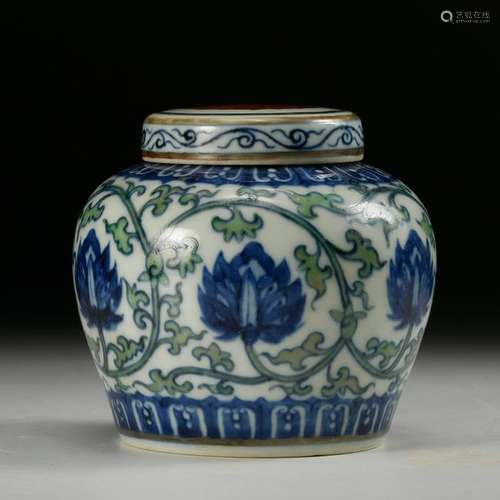 CHINESE BLUE WHITE FAMILLE ROSE COVER JAR