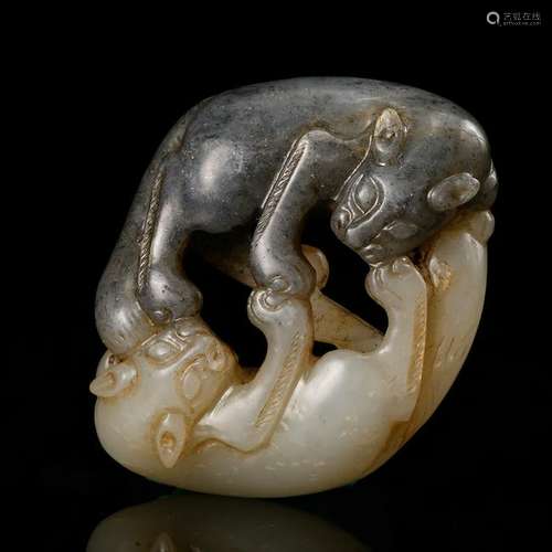 CHINESE BLACK AND WHITE JADE CARVED TWO CATS