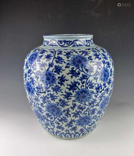 CHINESE BLUE WHITE FOLIAGE PORCELAIN JAR