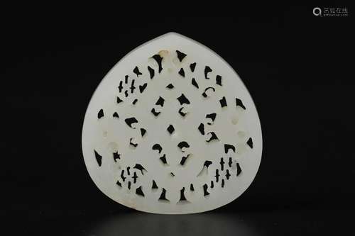 CHINESE WHITE JADE PEACH SHAPED PENDANT, MING DYNA