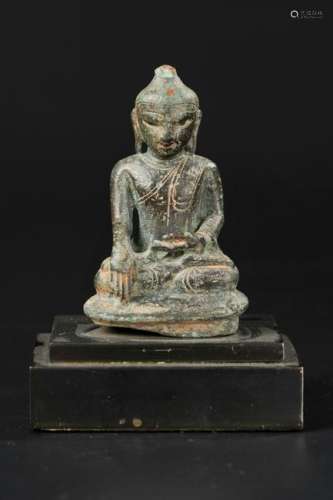 ASIAN BRONZE SEATED BUDDHA, 5TH CENTURY