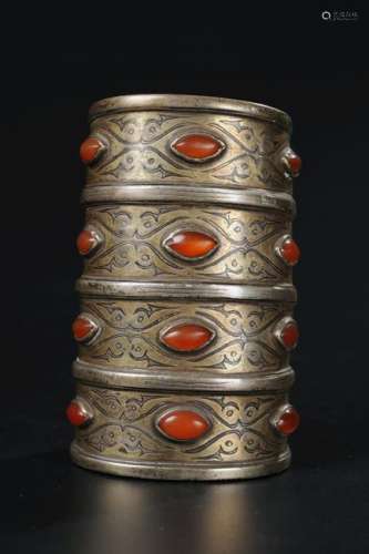 CHINESE SILVER WRIST GUARD WITH INLAID AGATE