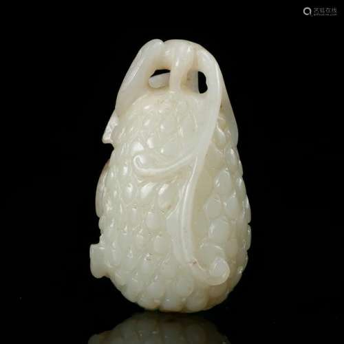 CHINESE WHITE JADE PENDANT SQUIRREL AND GRAPES