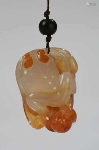CHINESE AGATE CARVED TOAD ON LOTUS LEAF, QING DYNA