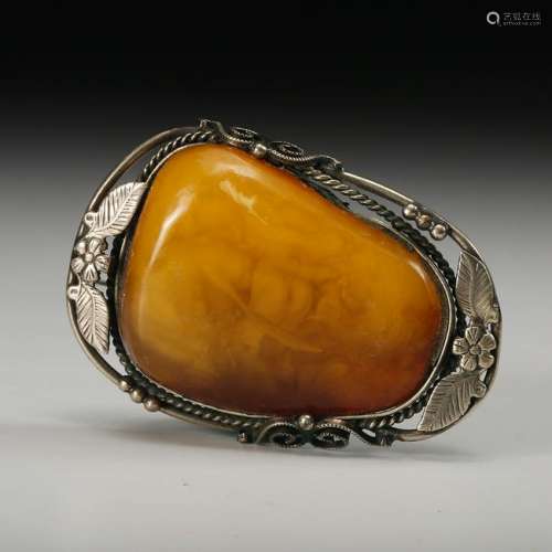 CHINESE HONEY AMBER ON SILVER BROOCH