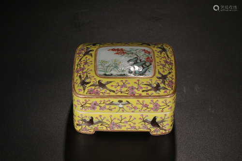 QIANLONG MARK FAMILLE ROSE BOX