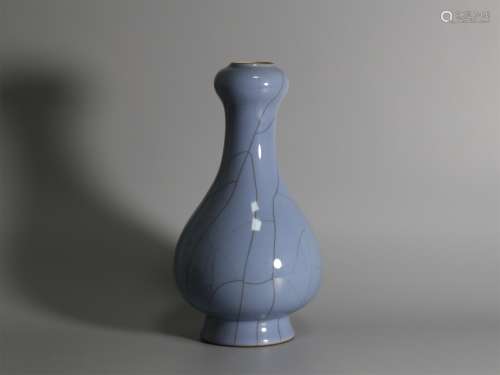 A Chinese Blue Ge-Type Glazed Porcelain Vase