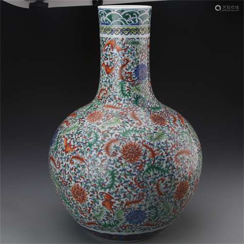 A Chinese Dou-Cai Glazed Porcelain Vase