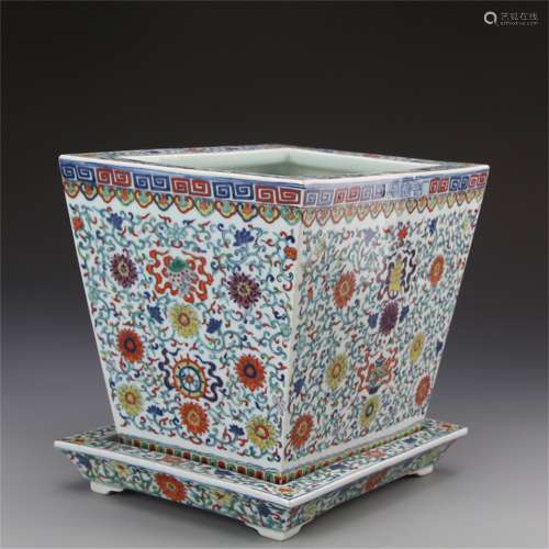 A Chinese Dou-Cai Glazed Porcelain Planter