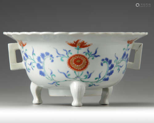 A Japanese Kakiemon tripod censer